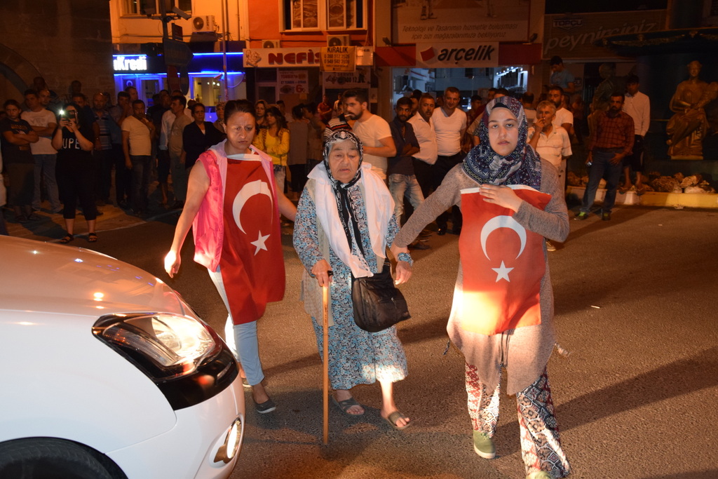 Darbe girişimi söylentisi halkı sokaklara döktü
