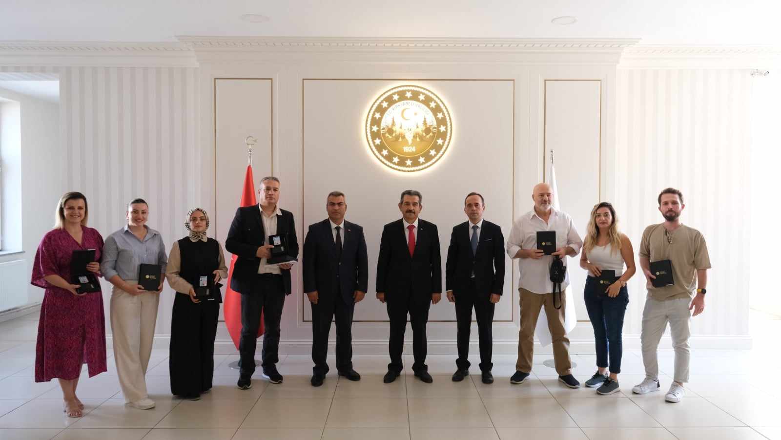 Basın Kartlarını Vali nin elinden aldılar