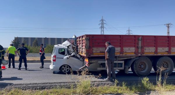 TIR'a arkadan çarptığı kazada, 1 kişi öldü, 1 kişi de ağır yaralandı