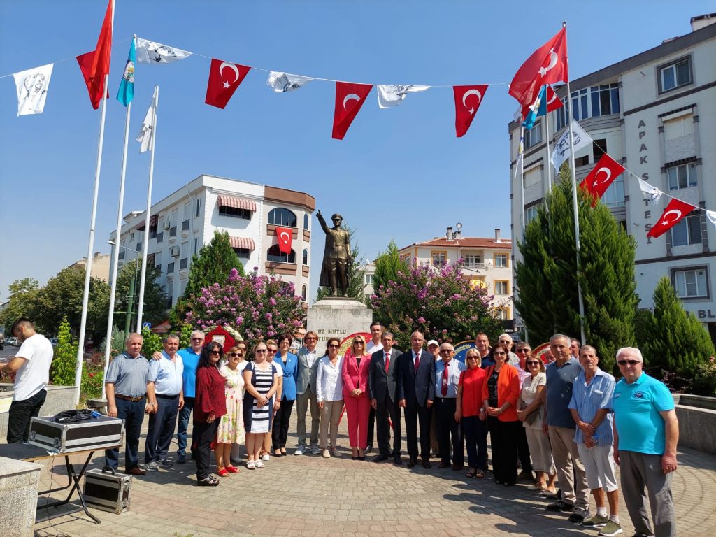 Babaeski İlçe Başkanlığı çelenk sunumu gerçekleştirdi
