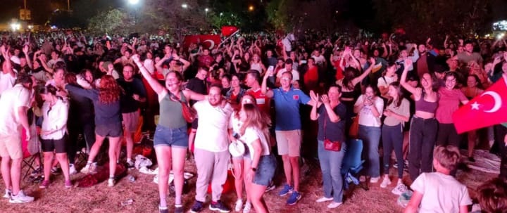 EDİRNE BELEDİYE BAŞKANI RECEP GÜRKAN VE CHP İL BAŞKANI SAMET KAHRAMAN DEV EKRANDA HALKLA BİRLİKTE...