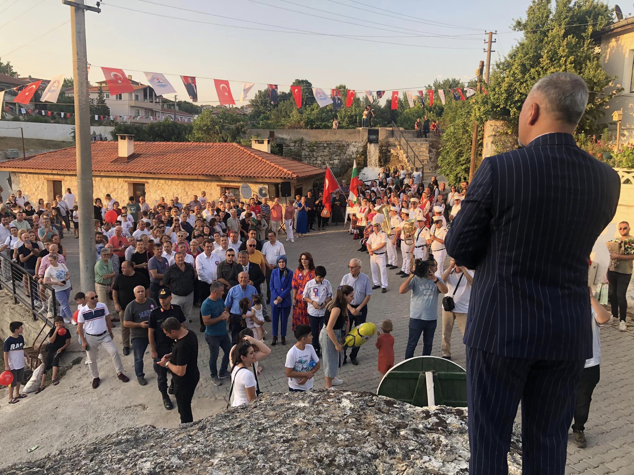 Başkan Türker’den Teşekkür Plaketlerini Veriyor