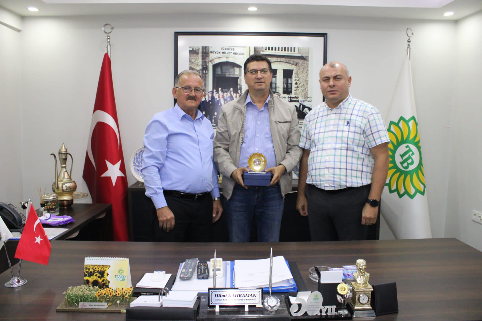 Kahraman’dan Müdür Aksoy’a Teşekkür Plaketi