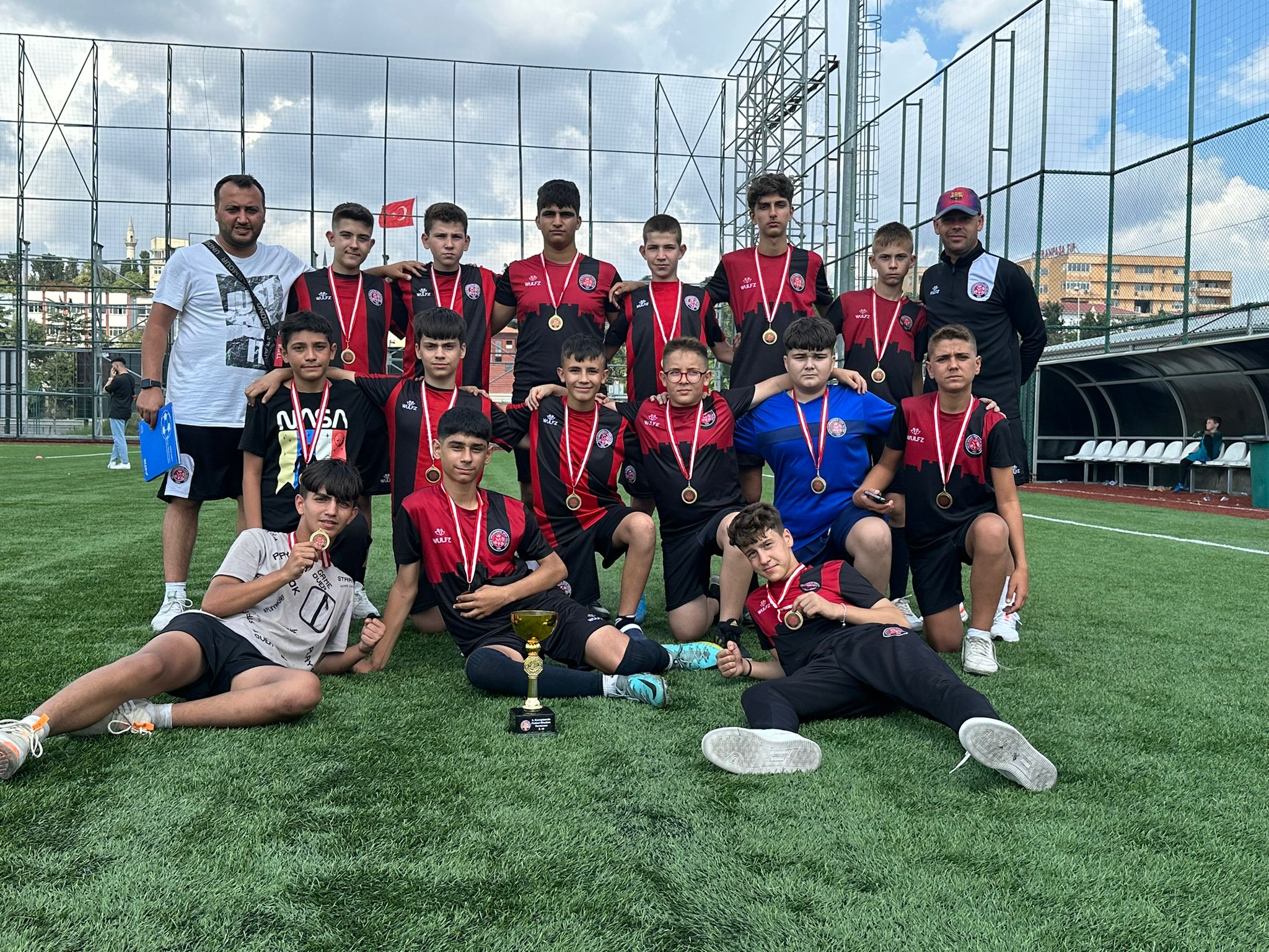 FUTBOL TURNUVASINDA 3 KUPA BİRDEN