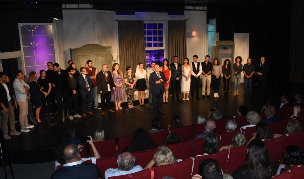 Şehir Tiyatrosu 2023-2024 Sezonunu `Karmakarışık' Adlı Oyunla Açtı