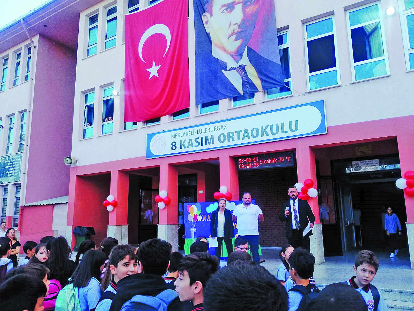 OKULLAR AÇILDI SOKAKLAR ŞENLENDİ
