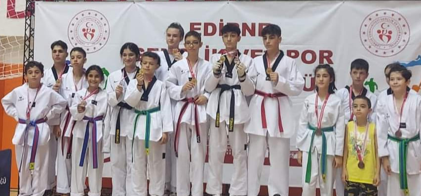 Madalyaları silip süpürdüler