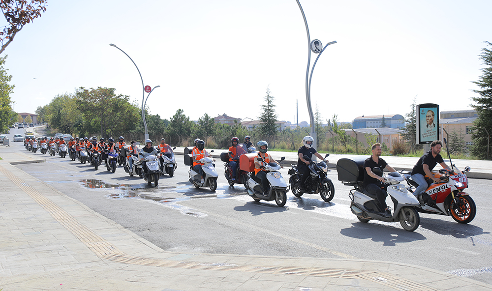 Edirne’de Moto-Kuryeler, Asfaltlanan Yolları Test Etti