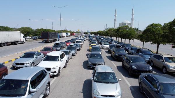 Avrupa'ya açılan sınır kapılarında, son 5 yılın yolcu giriş-çıkış rekoru kırıldı