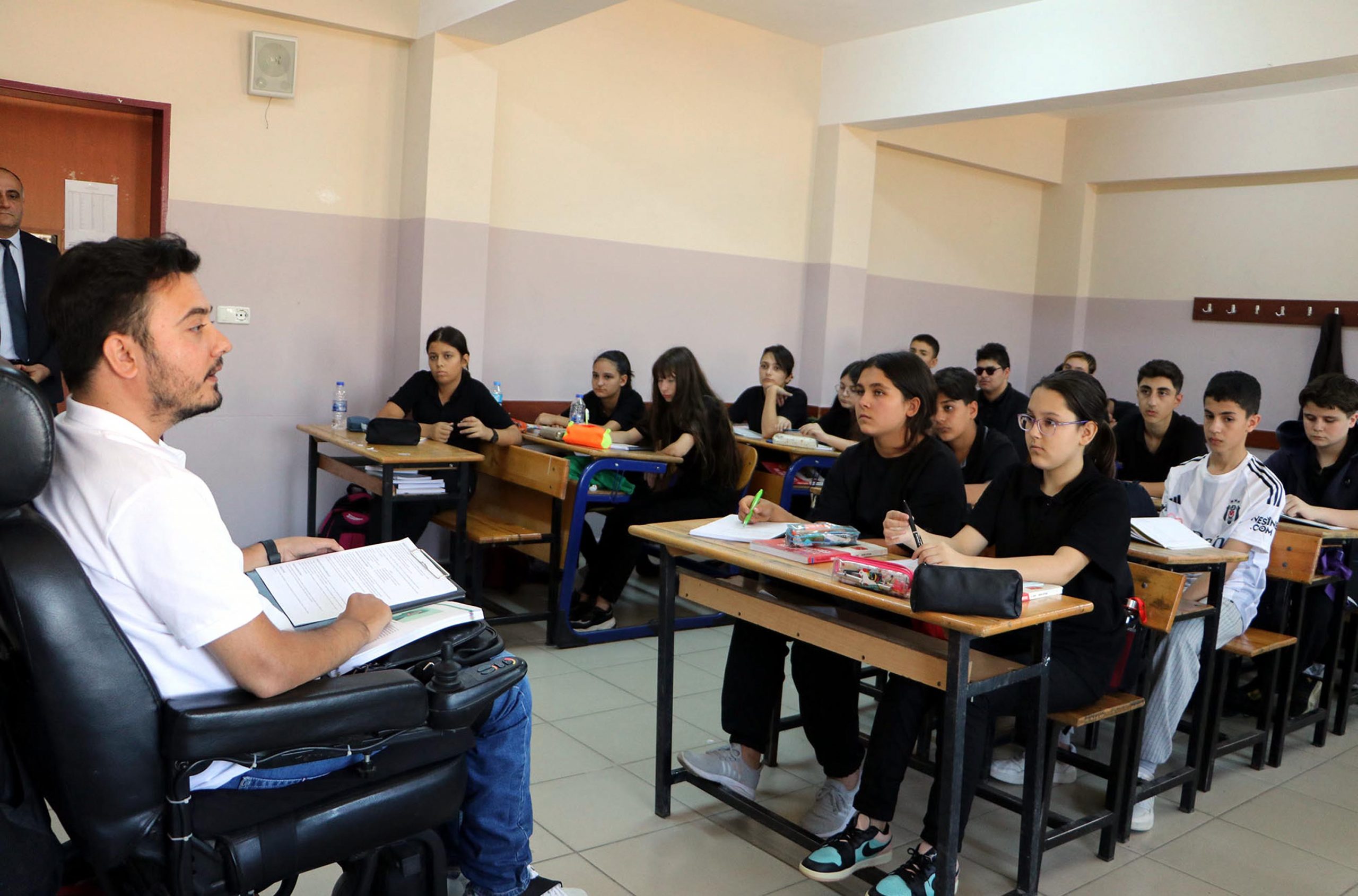 Kaza sonrası bırakmak zorunda kaldığı liseye, tekerlekli sandalye ile öğretmen döndü