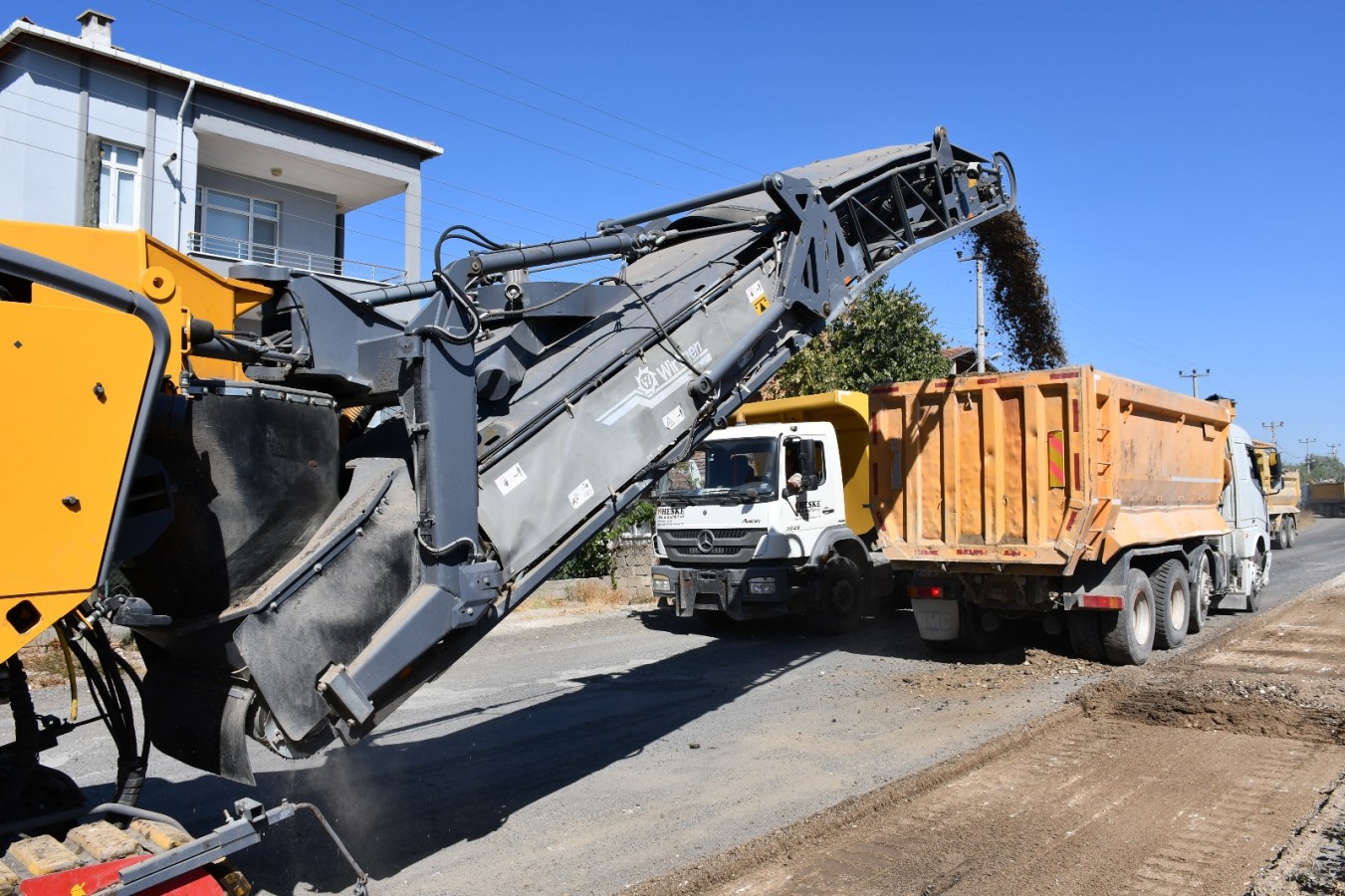 DEMİR HATTI CADDESİ’NDE 850 METRELİK YENİLEME