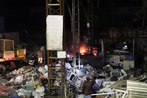 Yanan kablolar itfaiye ekiplerince müdahale edilerek, söndürüldü