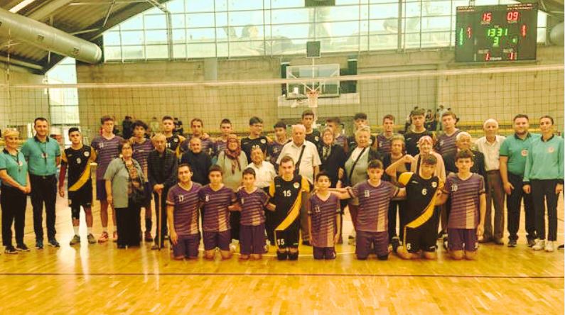 Huzurevi sakinleri voleybol maçına gitti