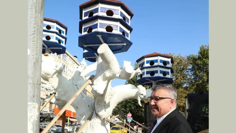 Cumhuriyet Meydanı’na Kuş Ağacı monte edildi