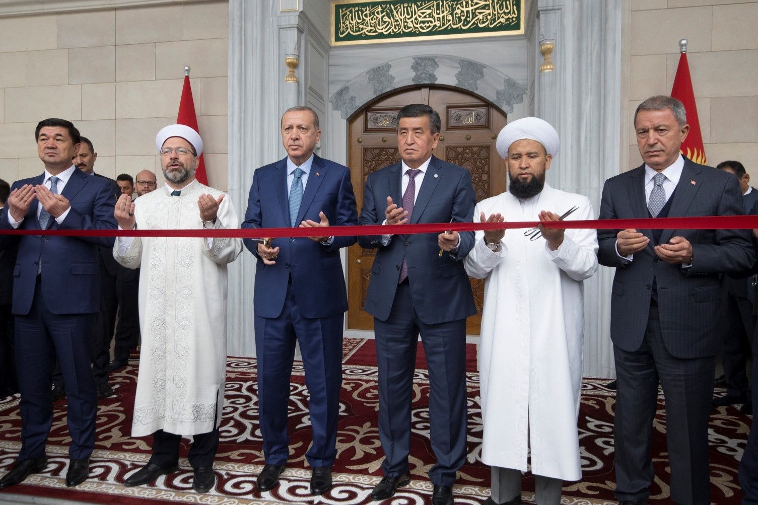 Abidevi nitelikteki camilerden ezan sesleri yükseliyor