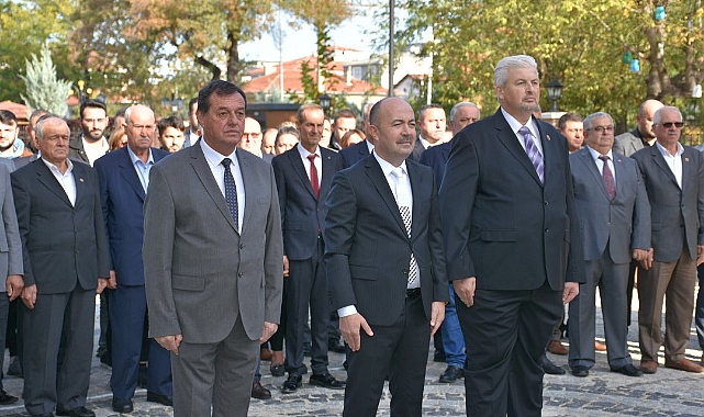 Atatürk Anıtına Çelenk Sundu