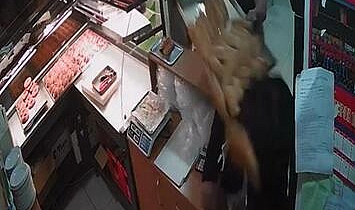 BÖREK TEPSİSİNİ KAFASINA GEÇİRDİ...