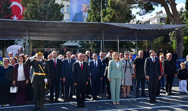 Çelenk Koyarak Saygı Duruşunda Bulundular...