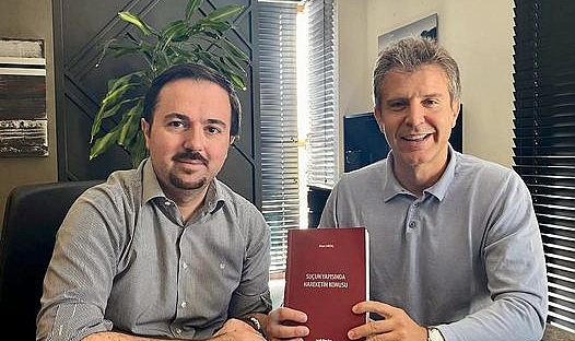 Dr. Erkan Sarıtaş, Yeni Eserini Doçentlik Takdimi İçin Görkem Gökçe'ye Hediye Etti