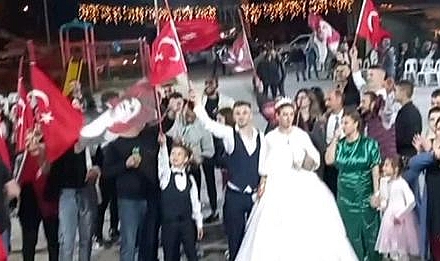 Düğün coşkusunu Cumhuriyet Bayramı coşkusuyla birleştirdiler...