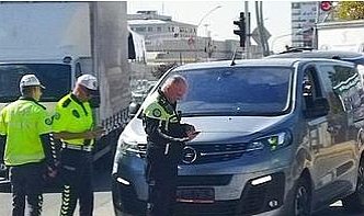 Kaçak Göçmen Taşıyan Araç Kaza Yaptı: Polis Operasyonla 2 Düzensiz Göçmeni Yakaladı