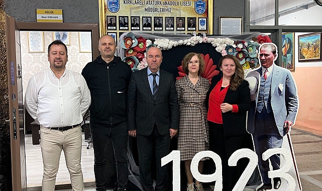 Lisenin düzenlediği Cumhuriyet’in 100. Yılı Sergisine katıldı