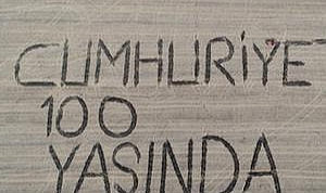 Lüleburgaz Çiftçilerinden Yaratıcı Cumhuriyet Kutlaması: Traktör Pulluğuyla Toprağa Yazdılar!