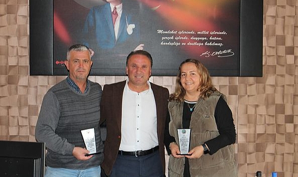Teşekkür Plaketi Verdi...