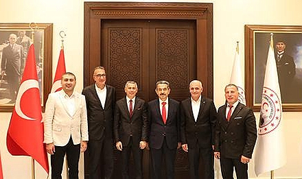 Valiyi Makamında ziyaret ettiler...