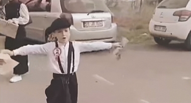 "Yazıyor, yazıyor, Cumhuriyetin ilanını yazıyor!"
