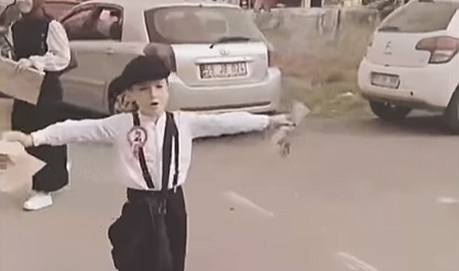"Yazıyor, yazıyor, Cumhuriyetin ilanını yazıyor!"