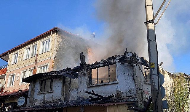 2 katlı metruk bina yandı