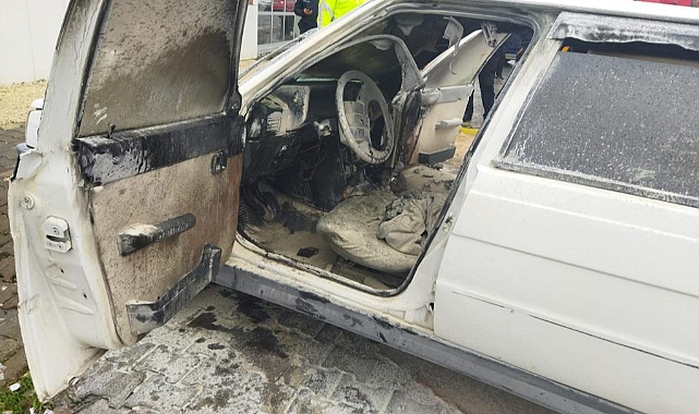 Acil servis önüne park edilen otomobil yandı