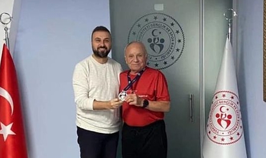 Aldığı Ödülle Onurlandırıldı...
