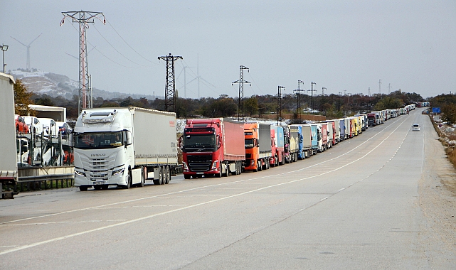 Balkanlar’da yollar kardan kapandı; Hamzabeyli'de 20 kilometre TIR kuyruğu