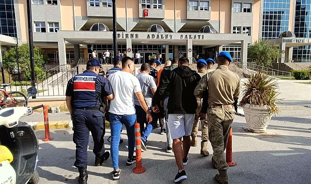 Edirne'de 481 kaçak göçmen yakalandı, 11 organizatör gözaltına alındı