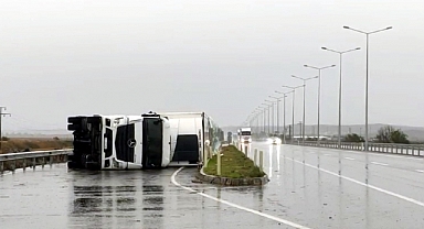 Edirne'de kuvvetli rüzgar, TIR devirdi