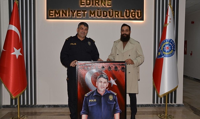 Emniyet Müdürü Karaburun’a portre hediye edildi