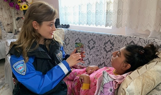 Hatıra fotoğrafları hediye edildi