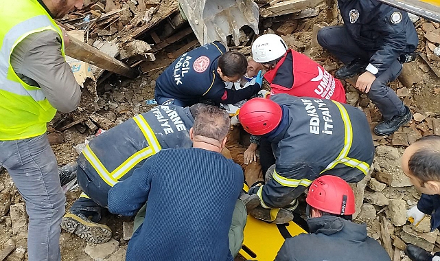 Hurda toplamak için girdikleri metruk ev çöktü: 2 yaralı