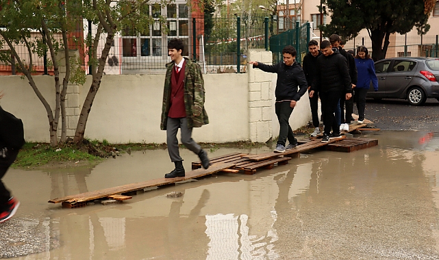 Keşan’da kuvvetli yağışta lise bahçesi su altında kaldı