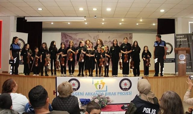 Kursiyerlere keman hediye edildi