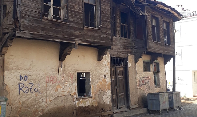 Metruk binalar tehlike saçıyor