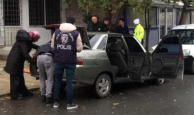 Motosikletteki kar maskeli saldırgan, otomobildekilere ateş açtı: 3 yaralı