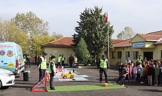Öğrencilere trafik eğitimi...