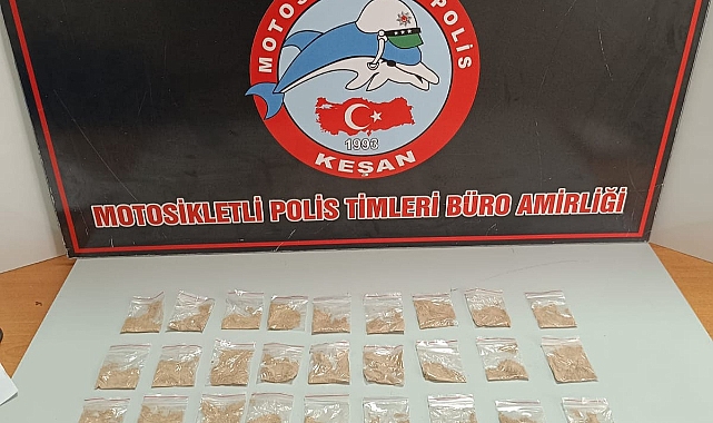 Polisi görünce iç çamaşırındaki uyuşturucuyu çöpün altına attı