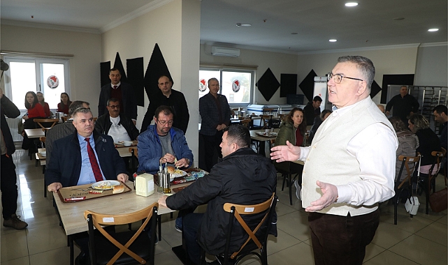 Başkan Kesimoğlu, yılbaşı yemeğini personel ile birlikte yedi