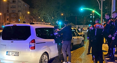 'Dur' ihtarına uymayan sürücü, otomobiliyle polis aracına çarptı; 2.11 promil alkollü çıktı