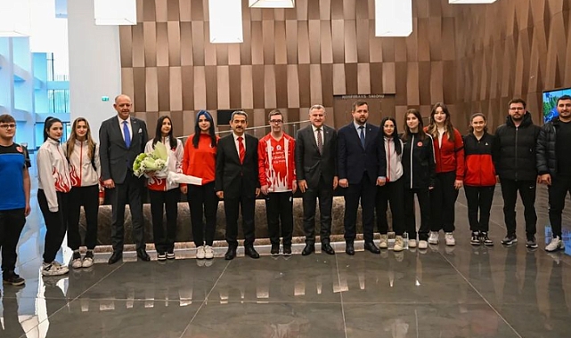Gençlik ve Spor Bakanı Dr. Osman Aşkın Bak'a ziyaret