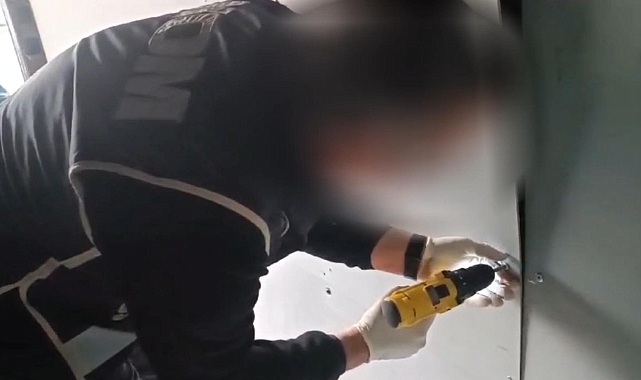 Minibüsün gizli bölmelerinde 6 bin paket kaçak sigara ele geçirildi